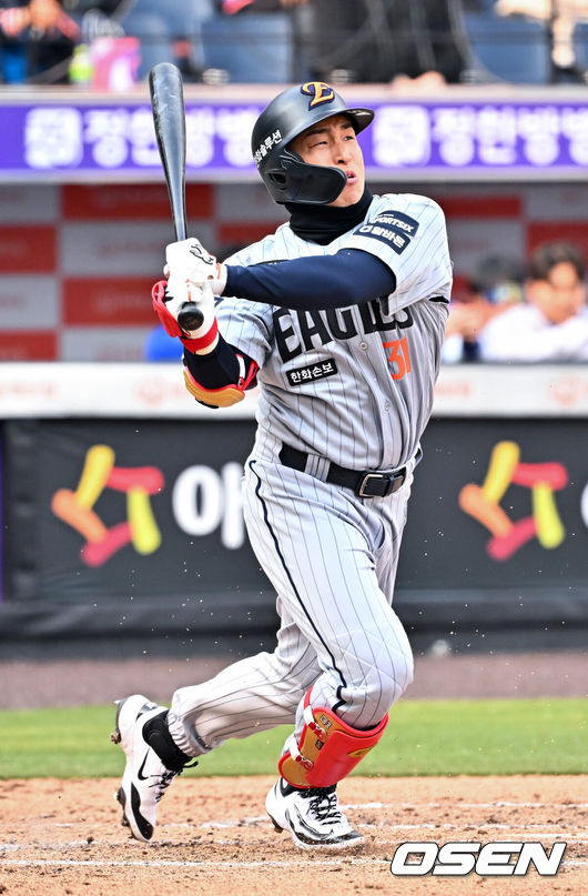 [OSEN=대전, 민경훈 기자] 12일 대전 한화생명볼파크에서 2026 신한 SOL KBO리그 시범경기 한화 이글스와 삼성 라이온즈의 경기가 열렸다.시범경기는&nbsp;오늘(12일)부터&nbsp;오는 24일까지 진행되며, 각 팀이 12경기씩 치러 총 60경기가 펼쳐진다.7회말 2사 대타로 나온 한화 손아섭이 투수 앞 땅볼 타구를 때리고 있다. 2026.03.12 /rumi@osen.co.kr