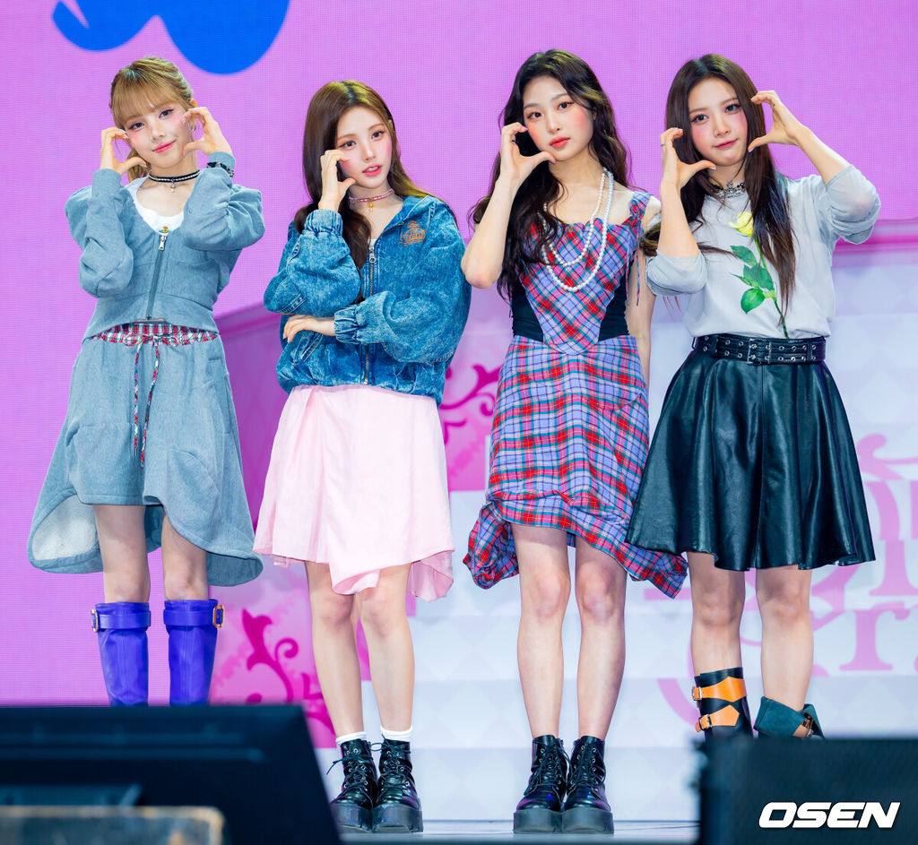 베이비돈크라이 컴백 기념 쇼케이스가 24일 서울 용산구 블루스퀘어에서 열렸다.베이비돈크라이(Baby DONT Cry / 이현, 쿠미, 미아, 베니) 첫 미니앨범 ‘AFTER CRY(애프터 크라이)’의 타이틀곡 ‘Bittersweet(비터스위트)’는 밝고 경쾌한 사운드 위로 씁쓸하지만 달콤한 기억을 그려낸 곡이다. 베이비돈크라이가 포즈를 취하고 있다.  2026.03.24 / rumi@osen.co.kr