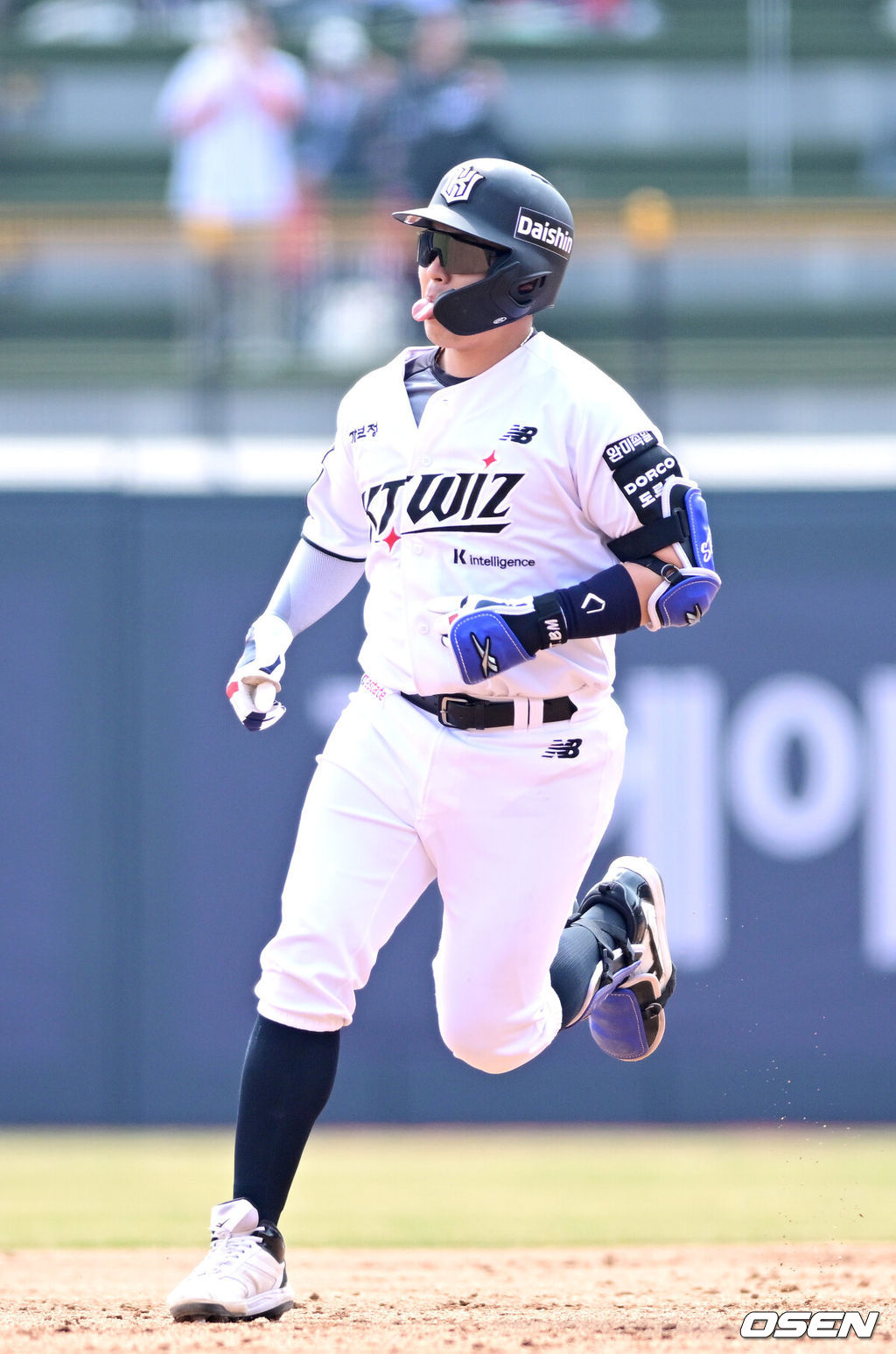 24일 경기도 수원 KT위즈파크에서 ‘2026 신한 SOL KBO리그’ KT 위즈와 두산 베어스의 시범경기가 열렸다.홈팀 KT는 케일럽 보쉴리, 방문팀 두산은 잭 로그를 선발로 내세웠다.2회말 2사 2루 상황 KT 한승택이 역전 좌월 투런포를 날리고 그라운드를 돌고 있다. 2026.03.24 / dreamer@osen.co.kr