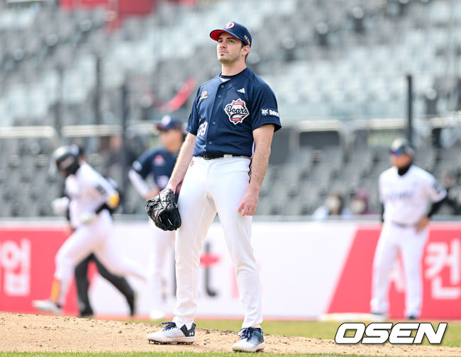[OSEN=수원, 최규한 기자] 24일 경기도 수원 KT위즈파크에서 ‘2026 신한 SOL KBO리그’ KT 위즈와 두산 베어스의 시범경기가 열렸다.홈팀 KT는 케일럽 보쉴리, 방문팀 두산은 잭 로그를 선발로 내세웠다.4회말 2사 1루 상황 KT 오윤석에게 좌월 투런포를 내준 두산 선발 잭로그가 아쉬워하고 있다. 2026.03.24 / dreamer@osen.co.kr