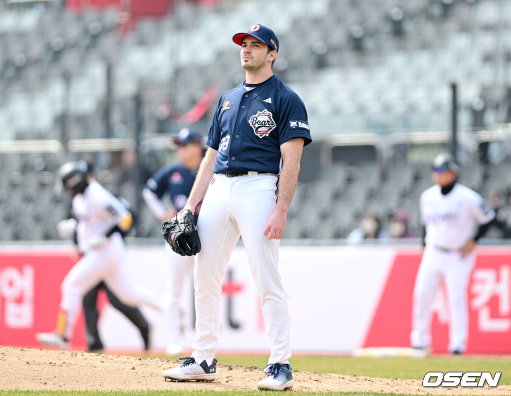 24일 경기도 수원 KT위즈파크에서 ‘2026 신한 SOL KBO리그’ KT 위즈와 두산 베어스의 시범경기가 열렸다.홈팀 KT는 케일럽 보쉴리, 방문팀 두산은 잭 로그를 선발로 내세웠다.4회말 2사 1루 상황 KT 오윤석에게 좌월 투런포를 내준 두산 선발 잭로그가 아쉬워하고 있다. 2026.03.24 / dreamer@osen.co.kr