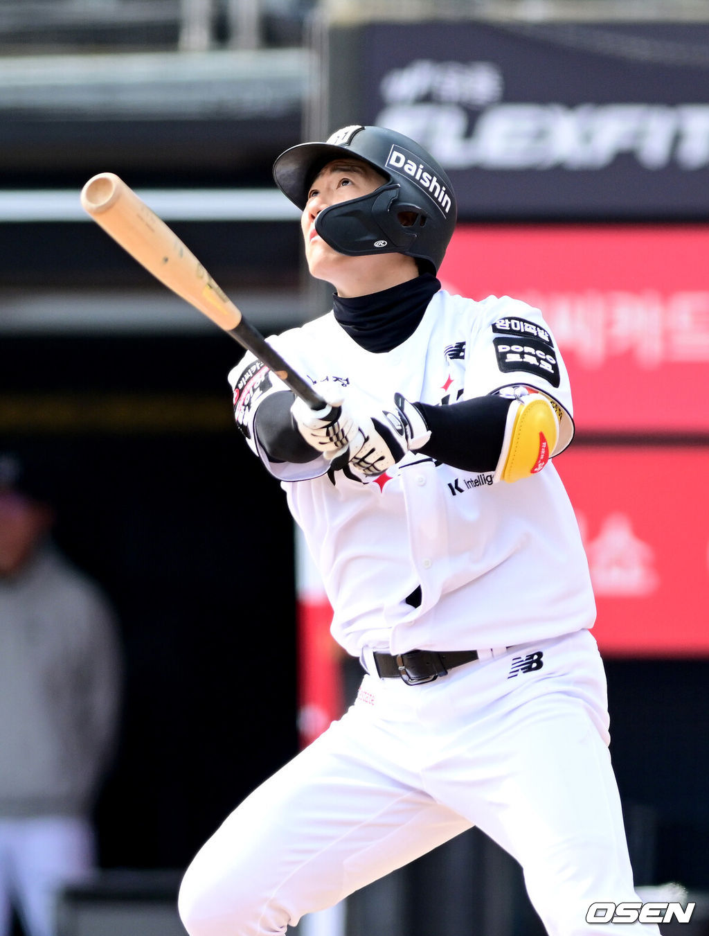 24일 경기도 수원 KT위즈파크에서 ‘2026 신한 SOL KBO리그’ KT 위즈와 두산 베어스의 시범경기가 열렸다.홈팀 KT는 케일럽 보쉴리, 방문팀 두산은 잭 로그를 선발로 내세웠다.4회말 2사 1루 상황 KT 오윤석이 달아나는 좌월 투런포를 날리고 있다. 2026.03.24 / dreamer@osen.co.kr