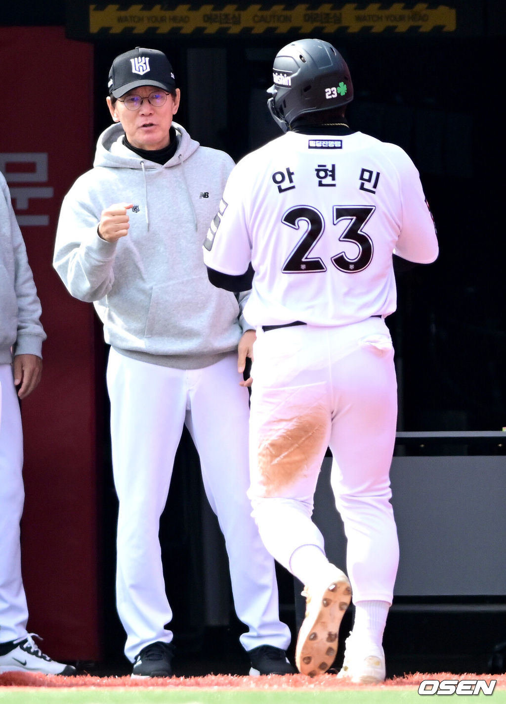 24일 경기도 수원 KT위즈파크에서 ‘2026 신한 SOL KBO리그’ KT 위즈와 두산 베어스의 시범경기가 열렸다.홈팀 KT는 케일럽 보쉴리, 방문팀 두산은 잭 로그를 선발로 내세웠다.5회말 2사 3루 상황 KT 이정훈의 달아나는 1타점 적시타 때 홈을 밟은 안현민이 이강철 감독과 인사를 나누고 있다. 2026.03.24 / dreamer@osen.co.kr