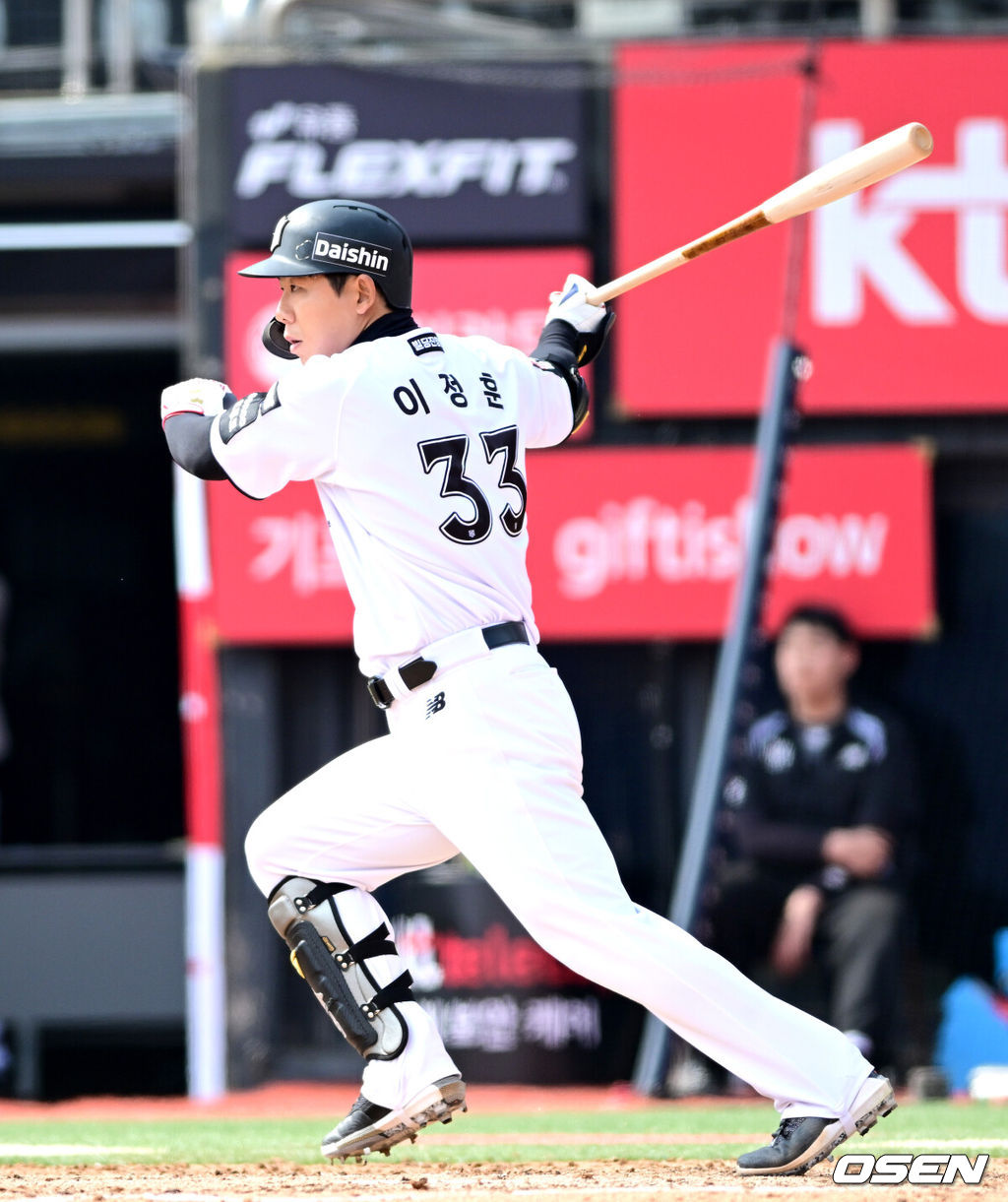 24일 경기도 수원 KT위즈파크에서 ‘2026 신한 SOL KBO리그’ KT 위즈와 두산 베어스의 시범경기가 열렸다.홈팀 KT는 케일럽 보쉴리, 방문팀 두산은 잭 로그를 선발로 내세웠다.5회말 2사 3루 상황 KT 이정훈이 달아나는 1타점 적시타를 날리고 있다. 2026.03.24 / dreamer@osen.co.kr