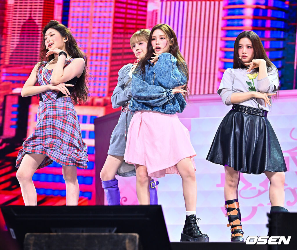 베이비돈크라이 컴백 기념 쇼케이스가 24일 서울 용산구 블루스퀘어에서 열렸다.베이비돈크라이(Baby DONT Cry / 이현, 쿠미, 미아, 베니) 첫 미니앨범 ‘AFTER CRY(애프터 크라이)’의 타이틀곡 ‘Bittersweet(비터스위트)’는 밝고 경쾌한 사운드 위로 씁쓸하지만 달콤한 기억을 그려낸 곡이다. 베이비돈크라이가 화려한 무대를 선보이고 있다. 2026.03.24 / rumi@osen.co.kr