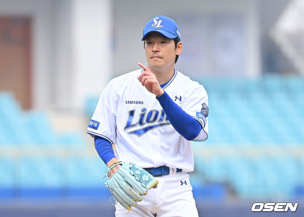 24일 대구삼성라이온즈파크에서 2026 신한 SOL KBO 리그 시범경기 삼성 라이온즈와 KIA 타이거즈의 경기가 열렸다. 홈팀 삼성은 오러클린이, 방문팀 KIA는 아담 올러가 선발 출전했다. 삼성 라이온즈 백정현이 사인을 보내고 있다. 2026.03.24 / foto0307@osen.co.kr