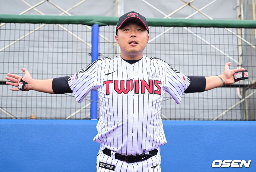 프로야구 LG 트윈스가 27일 일본 오키나와 가데나 야구장에서 스프링캠프 훈련을 펼쳤다.미국 애리조나에서 1차 스프링캠프를 마친 LG는 25일 오키나와에 입성해 26일부터 본격적으로 2차 캠프를 시작했다.LG 이지강이 훈련을 펼치고 있다. 2026.02.27 / dreamer@osen.co.kr