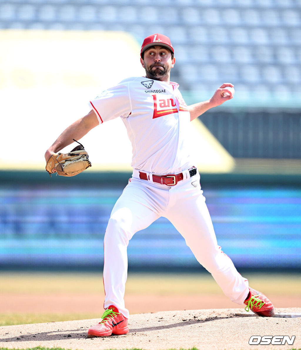 24일 인천 SSG랜더스필드에서 ‘2026 신한 SOL KBO리그’ 시범경기 SSG 랜더스와 롯데 자이언츠의 경기가 열렸다.시범경기는 오는 24일까지 각 팀당 12경기씩 총 60경기가 펼쳐진다.1회초 무사에서 SSG 선발투수 베니지아노가 역투하고 있다. 2026.03.24 / sunday@osen.co.kr