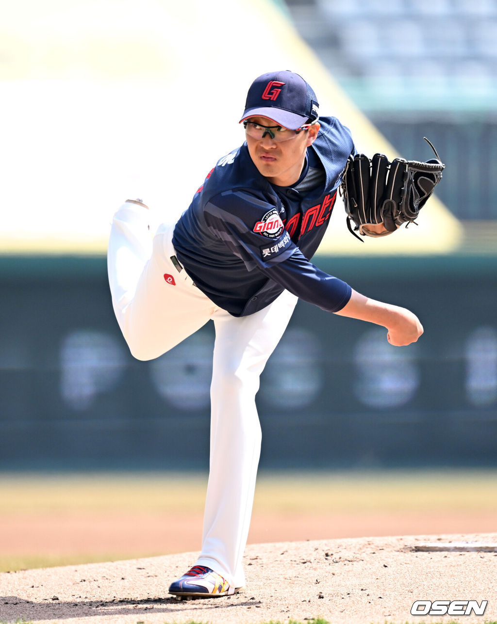 24일 인천 SSG랜더스필드에서 ‘2026 신한 SOL KBO리그’ 시범경기 SSG 랜더스와 롯데 자이언츠의 경기가 열렸다.시범경기는 오는 24일까지 각 팀당 12경기씩 총 60경기가 펼쳐진다.1회말 무사에서 롯데 선발투수 박세웅이 역투하고 있다. 2026.03.24 / sunday@osen.co.kr