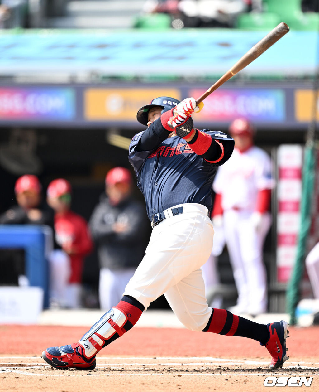 24일 인천 SSG랜더스필드에서 ‘2026 신한 SOL KBO리그’ 시범경기 SSG 랜더스와 롯데 자이언츠의 경기가 열렸다.시범경기는 오는 24일까지 각 팀당 12경기씩 총 60경기가 펼쳐진다.2회초 1사에서 롯데 유강남이 좌중월 솔로 홈런을 치고 있다. 2026.03.24 / sunday@osen.co.kr