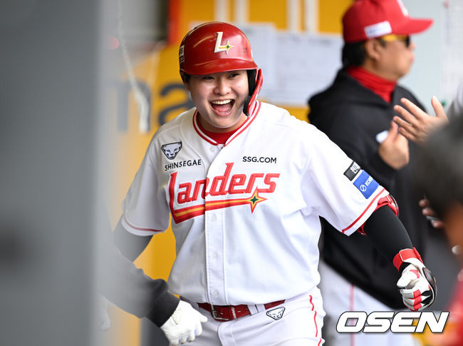 [OSEN=인천, 이대선 기자] 24일 인천 SSG랜더스필드에서 ‘2026 신한 SOL KBO리그’ 시범경기 SSG 랜더스와 롯데 자이언츠의 경기가 열렸다.시범경기는 오는 24일까지 각 팀당 12경기씩 총 60경기가 펼쳐진다.4회말 1사 2루에서 SSG 고명준이 좌월 투런 홈런을 치고 더그아웃에서  환호하고 있다. 2026.03.24 / sunday@osen.co.kr