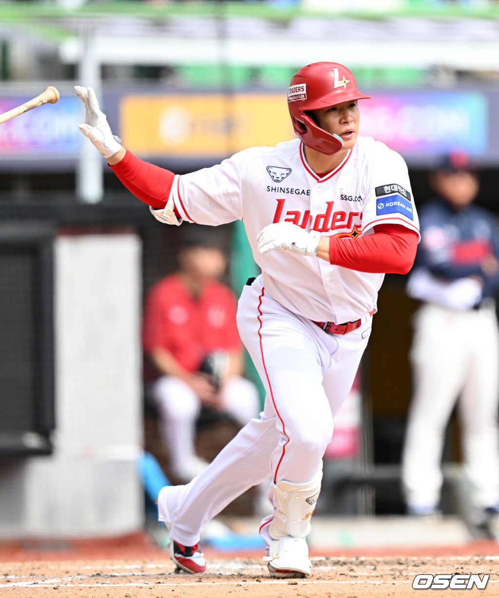 24일 인천 SSG랜더스필드에서 ‘2026 신한 SOL KBO리그’ 시범경기 SSG 랜더스와 롯데 자이언츠의 경기가 열렸다.시범경기는 오는 24일까지 각 팀당 12경기씩 총 60경기가 펼쳐진다.4회말 1사 2루에서 SSG 김재환이 우전 적시 2루타를 치고 있다. 2026.03.24 / sunday@osen.co.kr