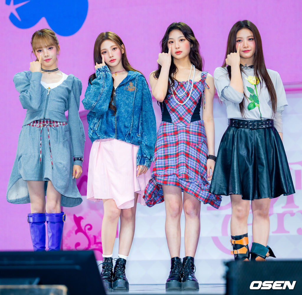 베이비돈크라이 컴백 기념 쇼케이스가 24일 서울 용산구 블루스퀘어에서 열렸다.베이비돈크라이(Baby DONT Cry / 이현, 쿠미, 미아, 베니) 첫 미니앨범 ‘AFTER CRY(애프터 크라이)’의 타이틀곡 ‘Bittersweet(비터스위트)’는 밝고 경쾌한 사운드 위로 씁쓸하지만 달콤한 기억을 그려낸 곡이다. 베이비돈크라이가 포즈를 취하고 있다. 2026.03.24 / rumi@osen.co.kr