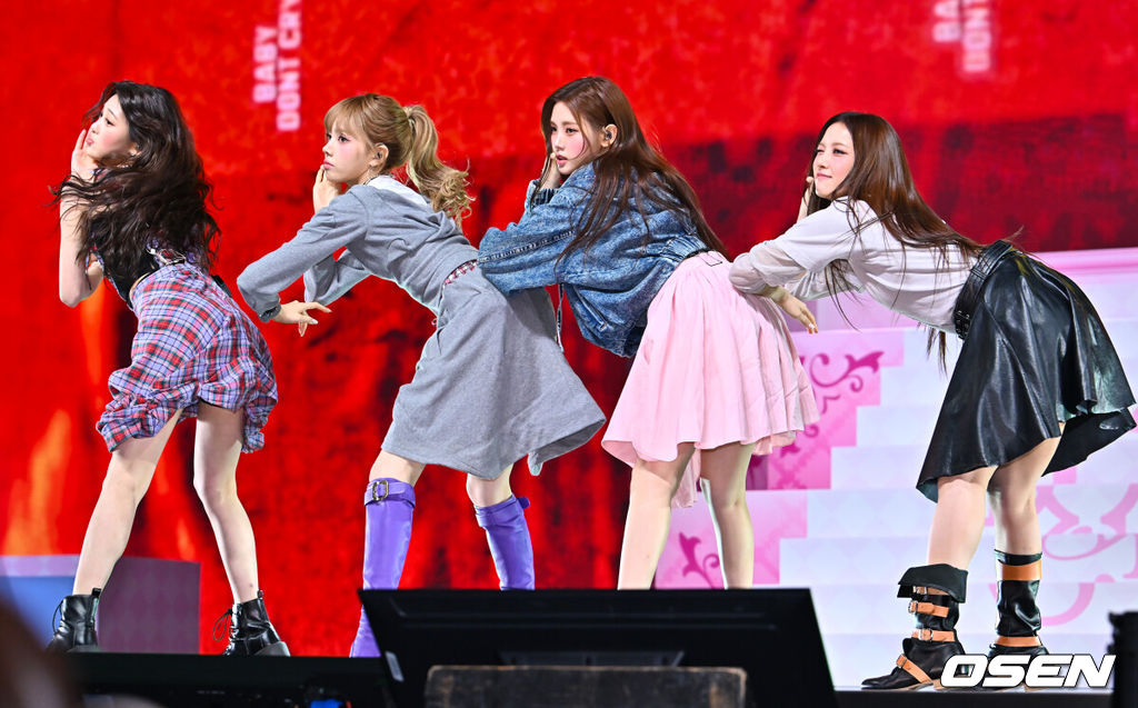 베이비돈크라이 컴백 기념 쇼케이스가 24일 서울 용산구 블루스퀘어에서 열렸다.베이비돈크라이(Baby DONT Cry / 이현, 쿠미, 미아, 베니) 첫 미니앨범 ‘AFTER CRY(애프터 크라이)’의 타이틀곡 ‘Bittersweet(비터스위트)’는 밝고 경쾌한 사운드 위로 씁쓸하지만 달콤한 기억을 그려낸 곡이다. 베이비돈크라이가 화려한 무대를 선보이고 있다. 2026.03.24 / rumi@osen.co.kr