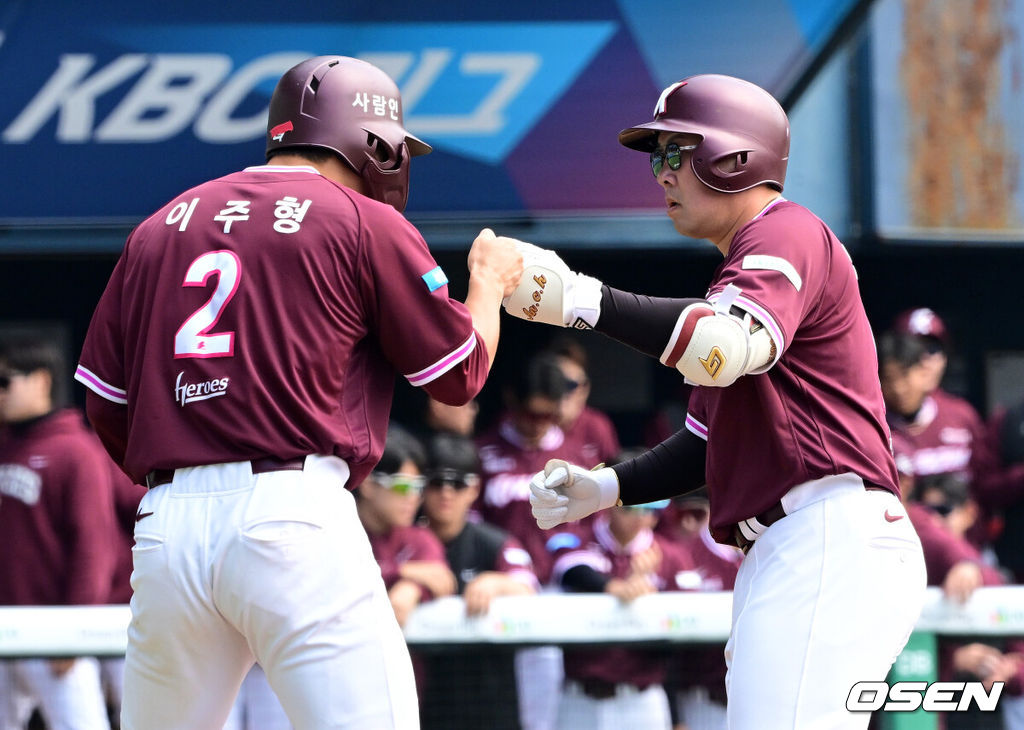 24일 서울 잠실야구장에서 ‘2026 신한 SOL KBO리그’ LG 트윈스와 키움 히어로즈의 시범경기가 열렸다.KBO리그 시범경기는 이날 마지막으로 마치고 오는 28일 잠실(KT-LG), 대전(키움-한화), 문학(KIA-SSG), 대구(롯데-삼성), 창원(두산-NC) 구장에서 2연전으로 대장정의 막을 올린다.1회초 무사 1루에서 키움 안치홍이 선제 좌월 투런포를 날리고 이주형과 기뻐하고 있다. 2026.03.24 / jpnews@osen.co.kr