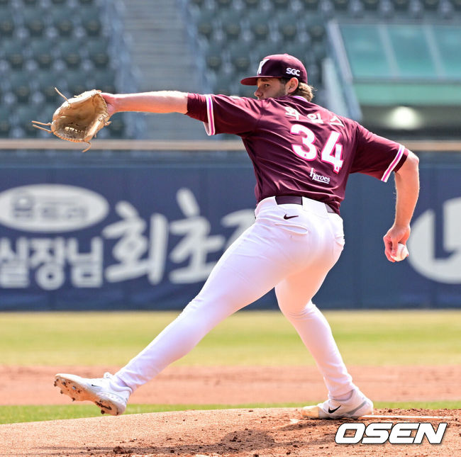 [OSEN=잠실, 지형준 기자] 24일 서울 잠실야구장에서 ‘2026 신한 SOL KBO리그’ LG 트윈스와 키움 히어로즈의 시범경기가 열렸다.KBO리그 시범경기는 이날 마지막으로 마치고 오는 28일 잠실(KT-LG), 대전(키움-한화), 문학(KIA-SSG), 대구(롯데-삼성), 창원(두산-NC) 구장에서 2연전으로 대장정의 막을 올린다.1회말 키움 와일스가 역투하고 있다. 2026.03.24&nbsp;/ jpnews@osen.co.kr