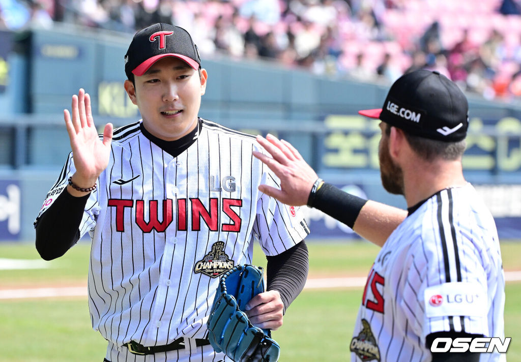 24일 서울 잠실야구장에서 ‘2026 신한 SOL KBO리그’ LG 트윈스와 키움 히어로즈의 시범경기가 열렸다.KBO리그 시범경기는 이날 마지막으로 마치고 오는 28일 잠실(KT-LG), 대전(키움-한화), 문학(KIA-SSG), 대구(롯데-삼성), 창원(두산-NC) 구장에서 2연전으로 대장정의 막을 올린다.1회초 수비를 마친 LG 손주영이 오스틴과 하이파이브를 하고 있다. 2026.03.24 / jpnews@osen.co.kr