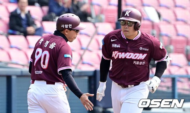 [OSEN=잠실, 지형준 기자] 24일 서울 잠실야구장에서 ‘2026 신한 SOL KBO리그’ LG 트윈스와 키움 히어로즈의 시범경기가 열렸다.KBO리그 시범경기는 이날 마지막으로 마치고 오는 28일 잠실(KT-LG), 대전(키움-한화), 문학(KIA-SSG), 대구(롯데-삼성), 창원(두산-NC) 구장에서 2연전으로 대장정의 막을 올린다.1회초 무사 1루에서 키움 안치홍이 선제 좌월 투런포를 날리고 박정음 코치와 기뻐하고 있다. 2026.03.24&nbsp;/ jpnews@osen.co.kr