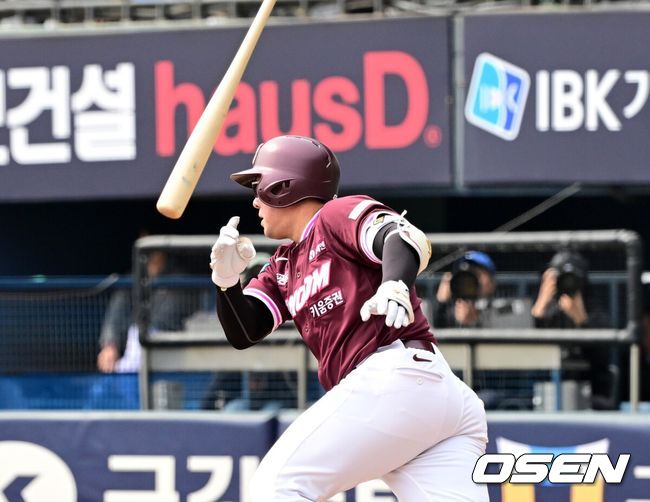 [OSEN=잠실, 지형준 기자] 24일 서울 잠실야구장에서 ‘2026 신한 SOL KBO리그’ LG 트윈스와 키움 히어로즈의 시범경기가 열렸다.KBO리그 시범경기는 이날 마지막으로 마치고 오는 28일 잠실(KT-LG), 대전(키움-한화), 문학(KIA-SSG), 대구(롯데-삼성), 창원(두산-NC) 구장에서 2연전으로 대장정의 막을 올린다.4회초 2사 만루에서 키움 안치홍이 2타점 우전 적시타를 날리고 있다. 2026.03.24&nbsp;/ jpnews@osen.co.kr