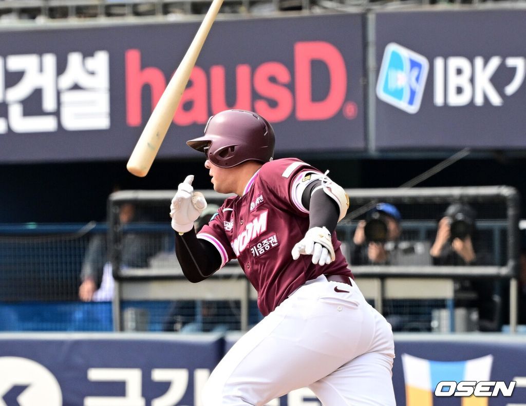 24일 서울 잠실야구장에서 ‘2026 신한 SOL KBO리그’ LG 트윈스와 키움 히어로즈의 시범경기가 열렸다.KBO리그 시범경기는 이날 마지막으로 마치고 오는 28일 잠실(KT-LG), 대전(키움-한화), 문학(KIA-SSG), 대구(롯데-삼성), 창원(두산-NC) 구장에서 2연전으로 대장정의 막을 올린다.4회초 2사 만루에서 키움 안치홍이 2타점 우전 적시타를 날리고 있다. 2026.03.24 / jpnews@osen.co.kr