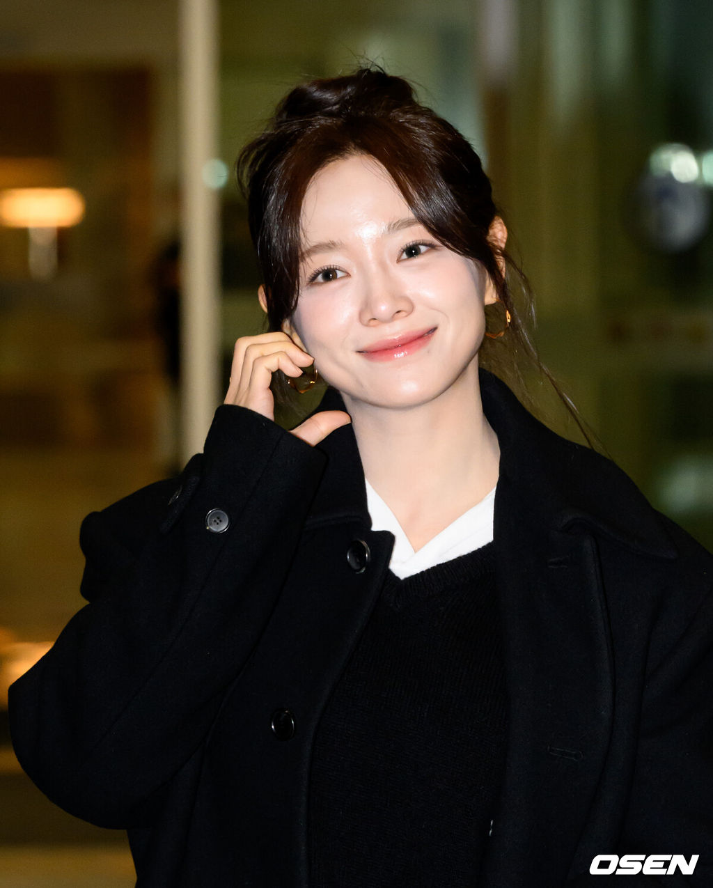 가수겸 배우 김세정이 20일 오전 팬 콘서트 참석차 인천국제공항을 통해 필리핀 마닐라로 출국했다.김세정은 서울과 타이베이에 이어 마닐라, 홍콩, 쿠알라룸푸르, 요코하마까지 글로벌 팬 콘서트 '2026 KIM SEJEONG FAN CONCERT <열 번째 편지>'를 이어가며 세계 각국에서 팬들과 깊은 추억을 쌓을 예정이다.김세정이 출국장으로 향하며 인사를 하고 있다. 2026.02.20 / sunday@osen.co.kr