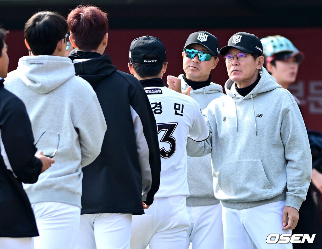 KT가 홈런 두 방과 외국인투수의 호투를 앞세워 시범경기 최종전을 승리로 장식했다. 프로야구 KT 위즈는 24일 수원KT위즈파크에서 열린 2026 KBO리그 두산 베어스와의 시범경기 최종전에서 7-3으로 승리했다.경기를 마치고 승리한 KT 이강철 감독과 선수들이 인사를 나누고 있다. 2026.03.24 / dreamer@osen.co.kr