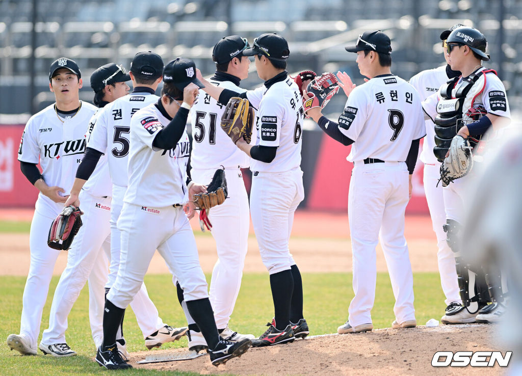 KT가 홈런 두 방과 외국인투수의 호투를 앞세워 시범경기 최종전을 승리로 장식했다. 프로야구 KT 위즈는 24일 수원KT위즈파크에서 열린 2026 KBO리그 두산 베어스와의 시범경기 최종전에서 7-3으로 승리했다.경기를 마치고 승리한 KT 선수들이 인사를 나누고 있다. 2026.03.24 / dreamer@osen.co.kr