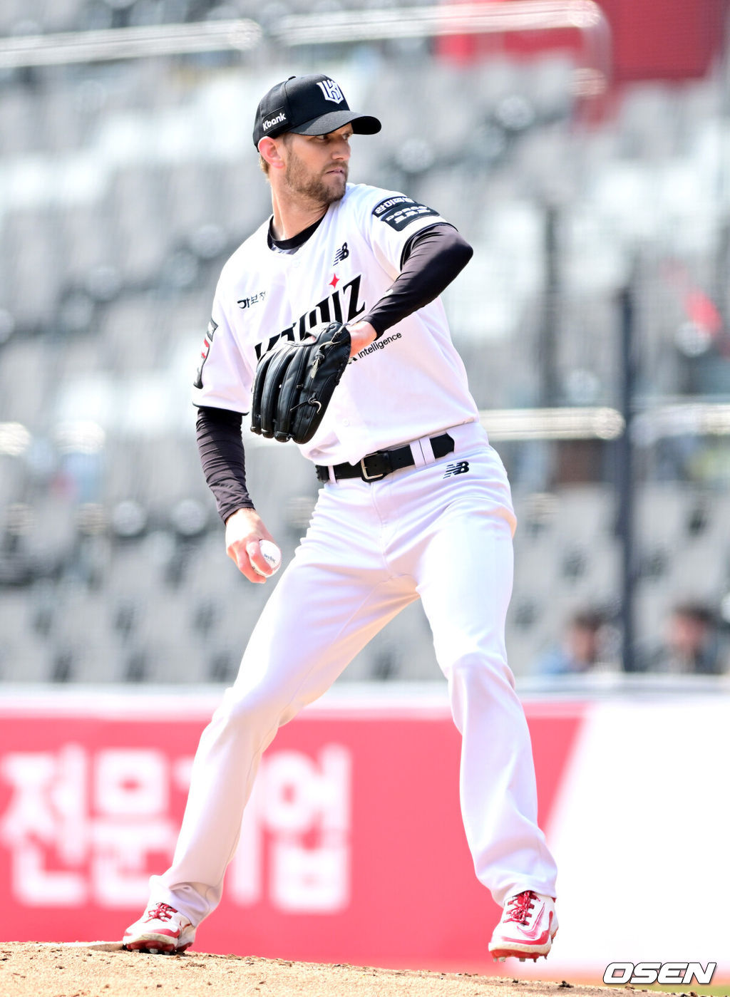 24일 경기도 수원 KT위즈파크에서 ‘2026 신한 SOL KBO리그’ KT 위즈와 두산 베어스의 시범경기가 열렸다.홈팀 KT는 케일럽 보쉴리, 방문팀 두산은 잭 로그를 선발로 내세웠다.2회초 KT 선발 케일럽 보쉴리가 힘차게 공을 뿌리고 있다. 2026.03.24 / dreamer@osen.co.kr