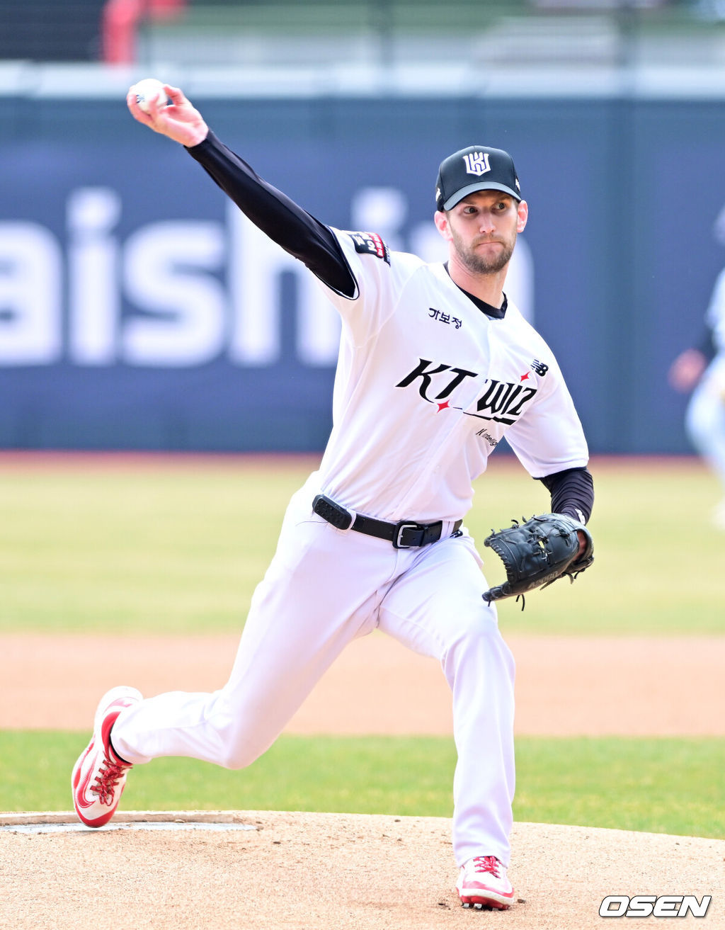 24일 경기도 수원 KT위즈파크에서 ‘2026 신한 SOL KBO리그’ KT 위즈와 두산 베어스의 시범경기가 열렸다.홈팀 KT는 케일럽 보쉴리, 방문팀 두산은 잭 로그를 선발로 내세웠다.1회초 KT 선발 케일럽 보쉴리가 힘차게 공을 뿌리고 있다. 2026.03.24 / dreamer@osen.co.kr