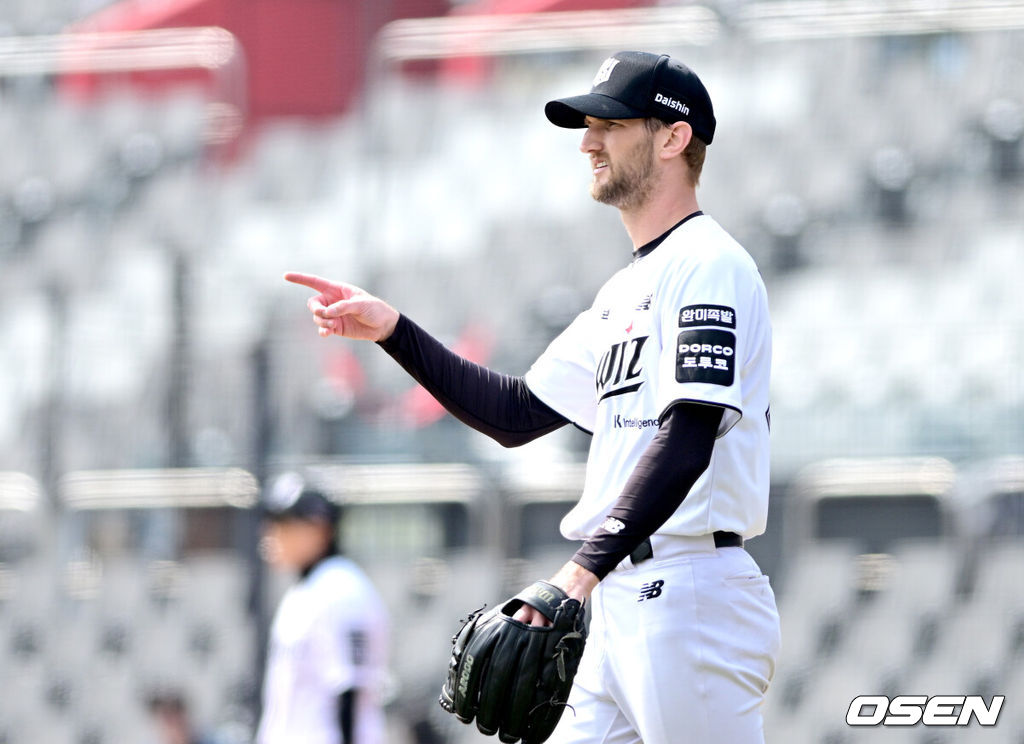 24일 경기도 수원 KT위즈파크에서 ‘2026 신한 SOL KBO리그’ KT 위즈와 두산 베어스의 시범경기가 열렸다.홈팀 KT는 케일럽 보쉴리, 방문팀 두산은 잭 로그를 선발로 내세웠다.2회초 무사 1루 상황 두산 박준순의 병살타 때 KT 선발 케일럽 보쉴리가 야수들을 향해 인사를 전하고 있다. 2026.03.24 / dreamer@osen.co.kr