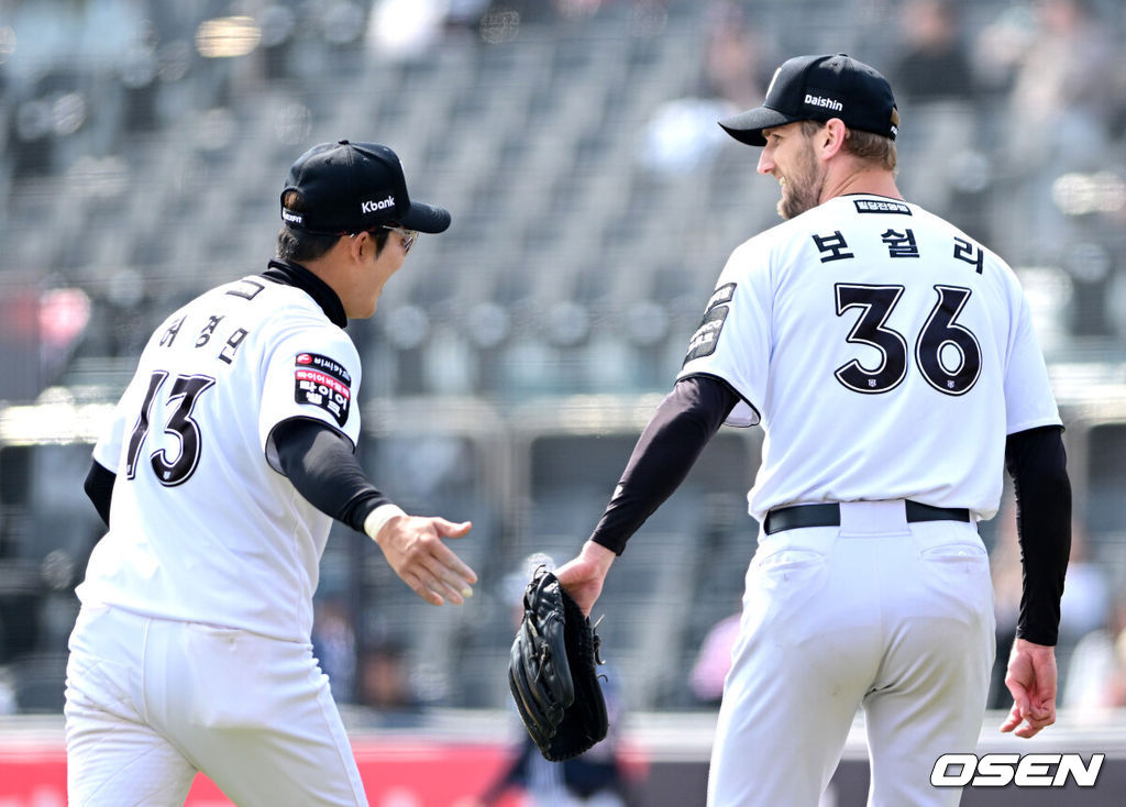 24일 경기도 수원 KT위즈파크에서 ‘2026 신한 SOL KBO리그’ KT 위즈와 두산 베어스의 시범경기가 열렸다.홈팀 KT는 케일럽 보쉴리, 방문팀 두산은 잭 로그를 선발로 내세웠다.6회초 두산 공격을 무실점으로 막아낸 두산 선발 케일럽 보쉴리가 더그아웃으로 향하며 3루수 허경민과 인사를 나누고 있다. 2026.03.24 / dreamer@osen.co.kr