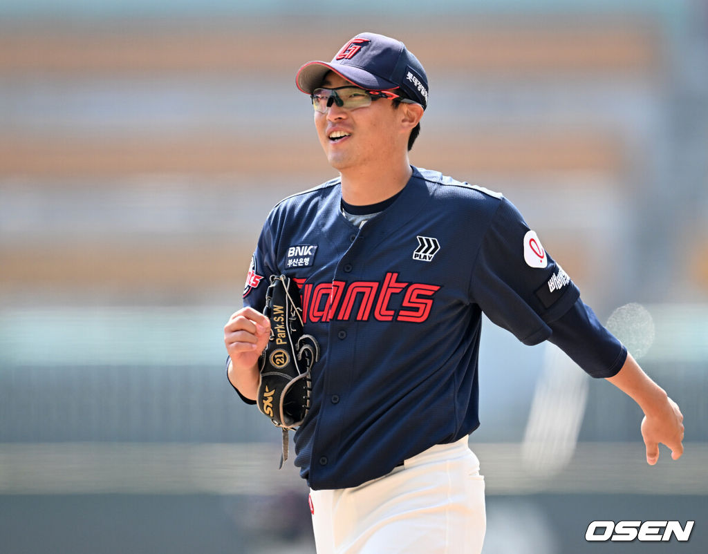 24일 인천 SSG랜더스필드에서 ‘2026 신한 SOL KBO리그’ 시범경기 SSG 랜더스와 롯데 자이언츠의 경기가 열렸다.시범경기는 오는 24일까지 각 팀당 12경기씩 총 60경기가 펼쳐진다.1회말 수비를 마친 롯데 박세웅이 미소를 짓고 있다. 2026.03.24 / sunday@osen.co.kr