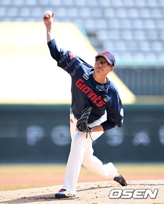 [OSEN=인천, 이대선 기자] 24일 인천 SSG랜더스필드에서 ‘2026 신한 SOL KBO리그’ 시범경기 SSG 랜더스와 롯데 자이언츠의 경기가 열렸다.시범경기는 오는 24일까지 각 팀당 12경기씩 총 60경기가 펼쳐진다.1회말 무사에서 롯데 선발투수 박세웅이 역투하고 있다. 2026.03.24 / sunday@osen.co.kr