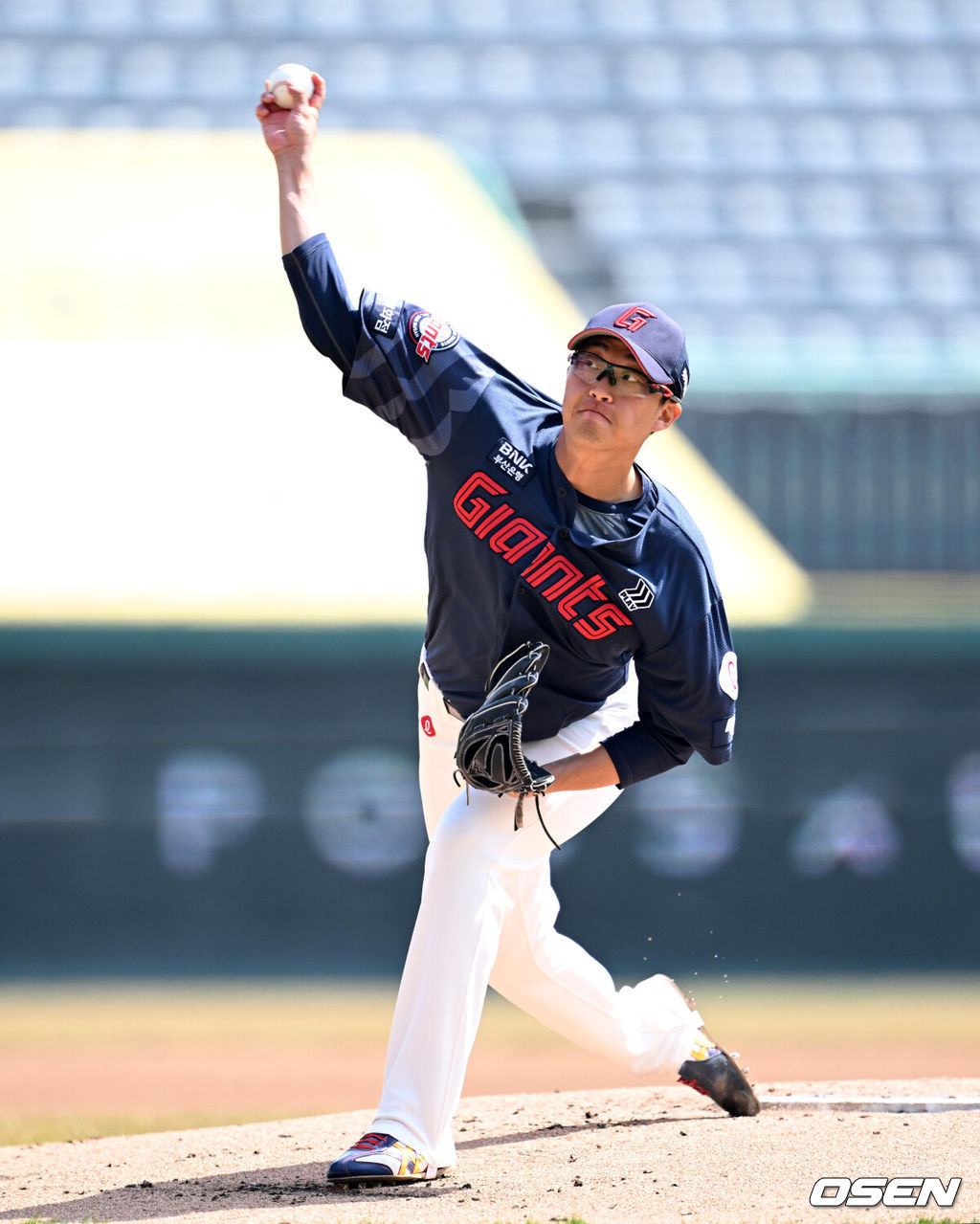 24일 인천 SSG랜더스필드에서 ‘2026 신한 SOL KBO리그’ 시범경기 SSG 랜더스와 롯데 자이언츠의 경기가 열렸다.시범경기는 오는 24일까지 각 팀당 12경기씩 총 60경기가 펼쳐진다.1회말 무사에서 롯데 선발투수 박세웅이 역투하고 있다. 2026.03.24 / sunday@osen.co.kr