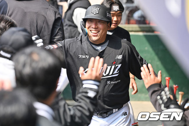 [OSEN=부산, 이석우 기자] 12일 부산 사직야구장에서 2026 신한 SOL KBO 리그 롯데 자이언츠와 KT 위즈의 시범경기가 열렸다. 이날 부산 사직과 이천, 대전, 광주, 마산 5개구장에서 막을 올렸다.KT 위즈 김현수가 1회초 1회초 1사 2루 힐리어드의 우익수 오른쪽 1타점 2루타때 득점을 올리고 기뻐하고 있다. 2026.03.12 / foto0307@osen.co.kr
