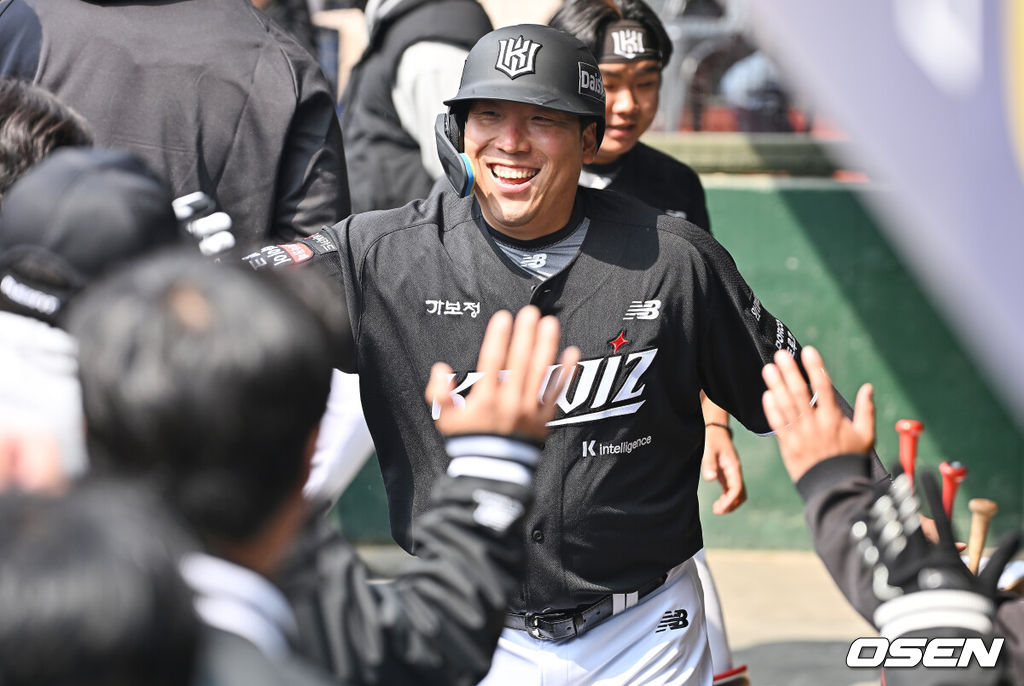 12일 부산 사직야구장에서 2026 신한 SOL KBO 리그 롯데 자이언츠와 KT 위즈의 시범경기가 열렸다. 이날 부산 사직과 이천, 대전, 광주, 마산 5개구장에서 막을 올렸다.KT 위즈 김현수가 1회초 1회초 1사 2루 힐리어드의 우익수 오른쪽 1타점 2루타때 득점을 올리고 기뻐하고 있다. 2026.03.12 / foto0307@osen.co.kr