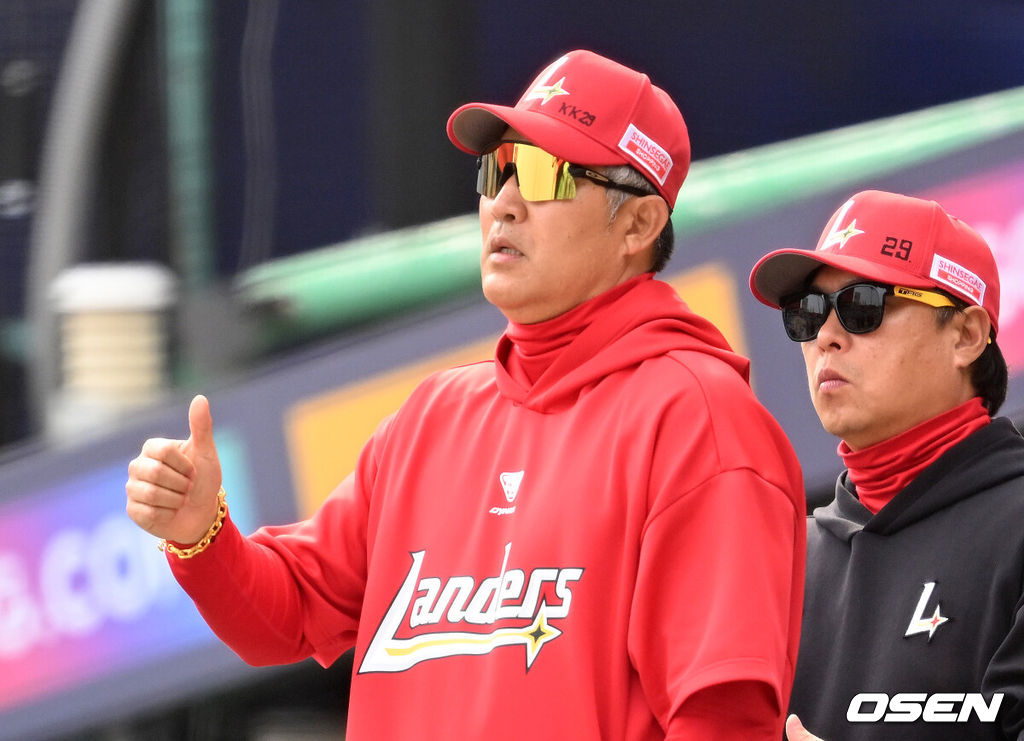 프로야구 SSG 랜더스가 화끈한 홈런쇼를 선보이며 시범경기 최종전을 마무리했다. SSG는 24일 인천 SSG랜더스필드에서 열린 ‘2026 신한은행 SOL Bank KBO리그’ 롯데 자이언츠와의 시범경기 최종전에서 6-3으로 승리했다. 경기 종료 후 SSG 이숭용 감독이 선수들과 승리의 기쁨을 나누고 있다. 2026.03.24 / sunday@osen.co.kr