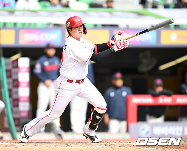 [OSEN=인천, 이대선 기자] 프로야구 SSG 랜더스가 화끈한 홈런쇼를 선보이며 시범경기 최종전을 마무리했다.&nbsp;SSG는 24일 인천 SSG랜더스필드에서 열린 ‘2026 신한은행 SOL Bank KBO리그’ 롯데 자이언츠와의 시범경기 최종전에서 6-3으로 승리했다.&nbsp;6회말 무사에서 SSG 고명준이 우월 솔로 홈런을 치고 있다. 2026.03.24 / sunday@osen.co.kr