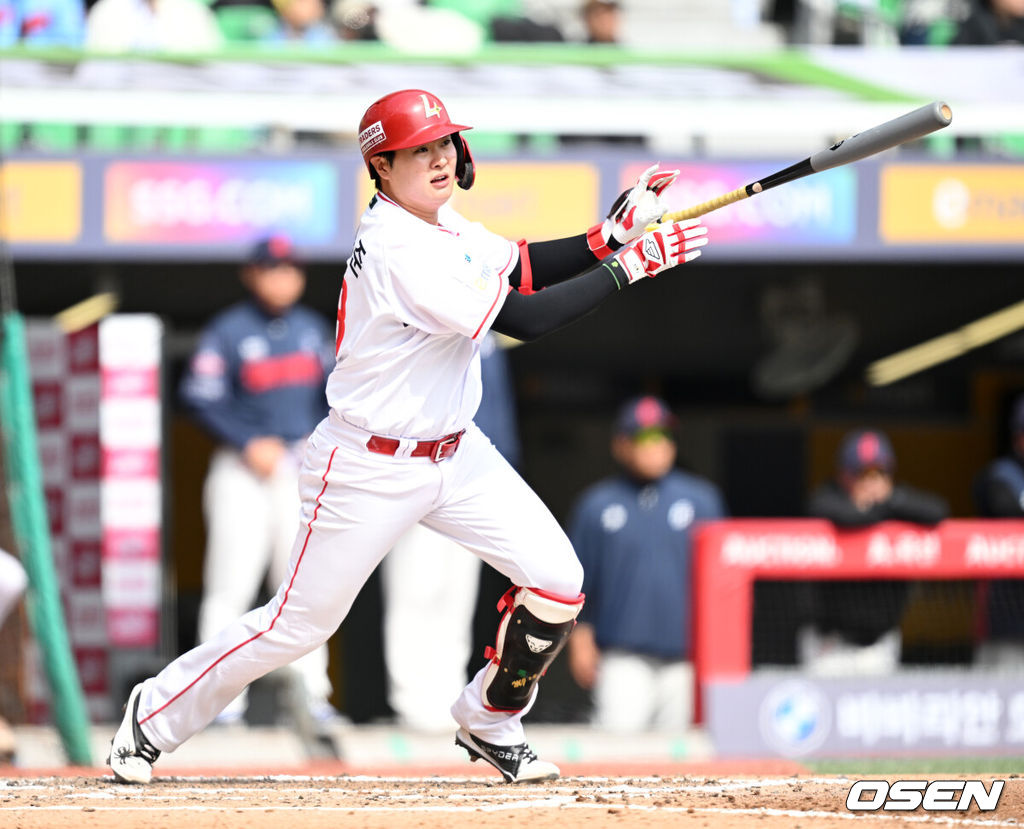 프로야구 SSG 랜더스가 화끈한 홈런쇼를 선보이며 시범경기 최종전을 마무리했다. SSG는 24일 인천 SSG랜더스필드에서 열린 ‘2026 신한은행 SOL Bank KBO리그’ 롯데 자이언츠와의 시범경기 최종전에서 6-3으로 승리했다. 6회말 무사에서 SSG 고명준이 우월 솔로 홈런을 치고 있다. 2026.03.24 / sunday@osen.co.kr