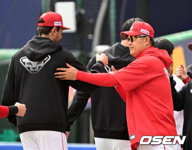 [OSEN=인천, 이대선 기자] 프로야구 SSG 랜더스가 화끈한 홈런쇼를 선보이며 시범경기 최종전을 마무리했다.&nbsp;SSG는 24일 인천 SSG랜더스필드에서 열린 ‘2026 신한은행 SOL Bank KBO리그’ 롯데 자이언츠와의 시범경기 최종전에서 6-3으로 승리했다.&nbsp;경기 종료 후 SSG 이숭용 감독이 베니지아노와 승리의 기쁨을 나누고 있다. 2026.03.24 / sunday@osen.co.kr