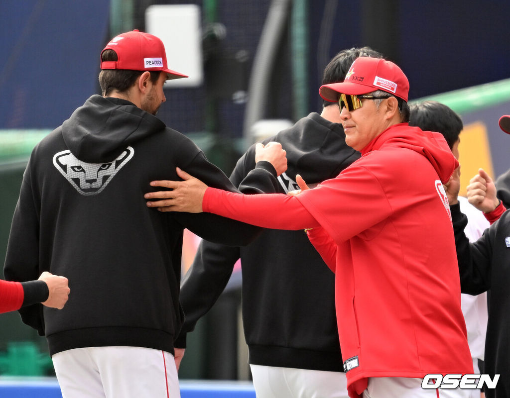 프로야구 SSG 랜더스가 화끈한 홈런쇼를 선보이며 시범경기 최종전을 마무리했다. SSG는 24일 인천 SSG랜더스필드에서 열린 ‘2026 신한은행 SOL Bank KBO리그’ 롯데 자이언츠와의 시범경기 최종전에서 6-3으로 승리했다. 경기 종료 후 SSG 이숭용 감독이 베니지아노와 승리의 기쁨을 나누고 있다. 2026.03.24 / sunday@osen.co.kr