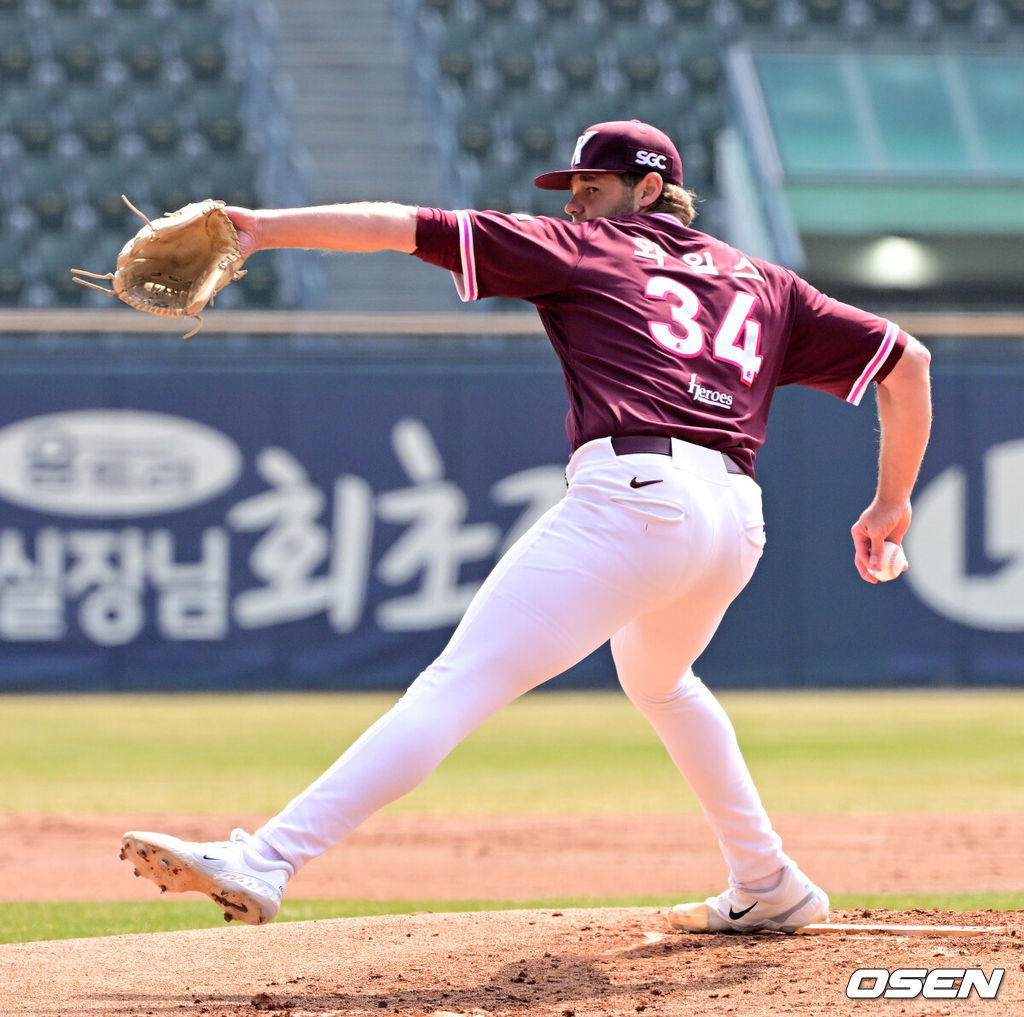 24일 서울 잠실야구장에서 ‘2026 신한 SOL KBO리그’ LG 트윈스와 키움 히어로즈의 시범경기가 열렸다.KBO리그 시범경기는 이날 마지막으로 마치고 오는 28일 잠실(KT-LG), 대전(키움-한화), 문학(KIA-SSG), 대구(롯데-삼성), 창원(두산-NC) 구장에서 2연전으로 대장정의 막을 올린다.1회말 키움 와일스가 역투하고 있다. 2026.03.24 / jpnews@osen.co.kr