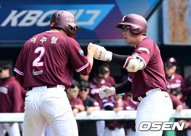 [OSEN=잠실, 지형준 기자] 24일 서울 잠실야구장에서 ‘2026 신한 SOL KBO리그’ LG 트윈스와 키움 히어로즈의 시범경기가 열렸다.KBO리그 시범경기는 이날 마지막으로 마치고 오는 28일 잠실(KT-LG), 대전(키움-한화), 문학(KIA-SSG), 대구(롯데-삼성), 창원(두산-NC) 구장에서 2연전으로 대장정의 막을 올린다.1회초 무사 1루에서 키움 안치홍이 선제 좌월 투런포를 날리고 이주형과 기뻐하고 있다. 2026.03.24&nbsp;/ jpnews@osen.co.kr