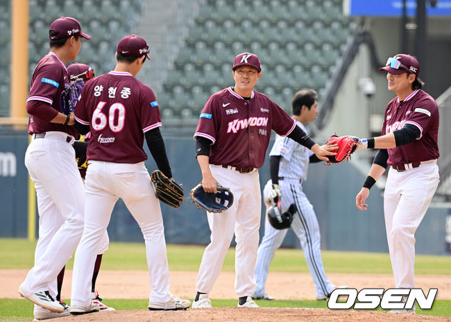 [OSEN=잠실, 지형준 기자] 24일 서울 잠실야구장에서 ‘2026 신한 SOL KBO리그’ LG 트윈스와 키움 히어로즈의 시범경기가 열렸다.이날 키움이 5-2 승리를 거뒀다.키움 선수들이 승리를 기뻐하고 있다. 2026.03.24&nbsp;/ jpnews@osen.co.kr