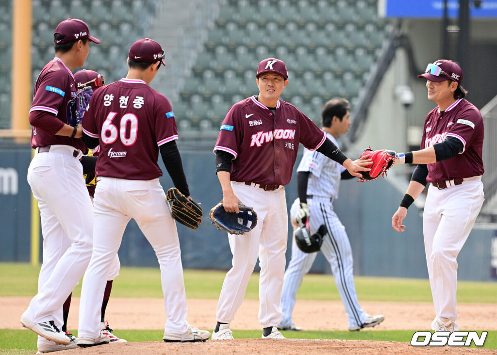 24일 서울 잠실야구장에서 ‘2026 신한 SOL KBO리그’ LG 트윈스와 키움 히어로즈의 시범경기가 열렸다.이날 키움이 5-2 승리를 거뒀다.키움 선수들이 승리를 기뻐하고 있다. 2026.03.24 / jpnews@osen.co.kr