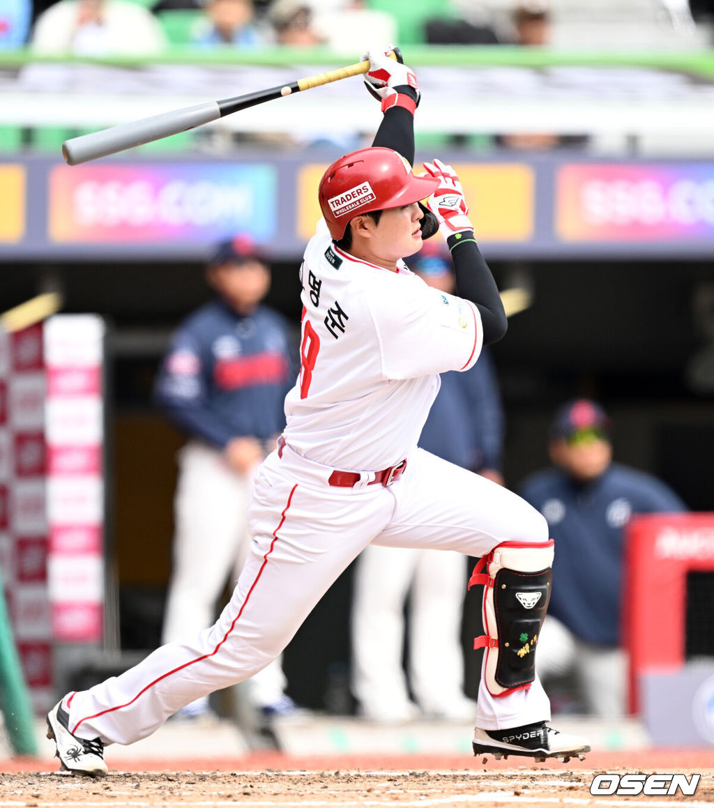 24일 인천 SSG랜더스필드에서 ‘2026 신한 SOL KBO리그’ 시범경기 SSG 랜더스와 롯데 자이언츠의 경기가 열렸다.시범경기는 오는 24일까지 각 팀당 12경기씩 총 60경기가 펼쳐진다.4회말 1사 2루에서 SSG 고명준이 좌월 투런 홈런을 치고 있다. 2026.03.24 / sunday@osen.co.kr