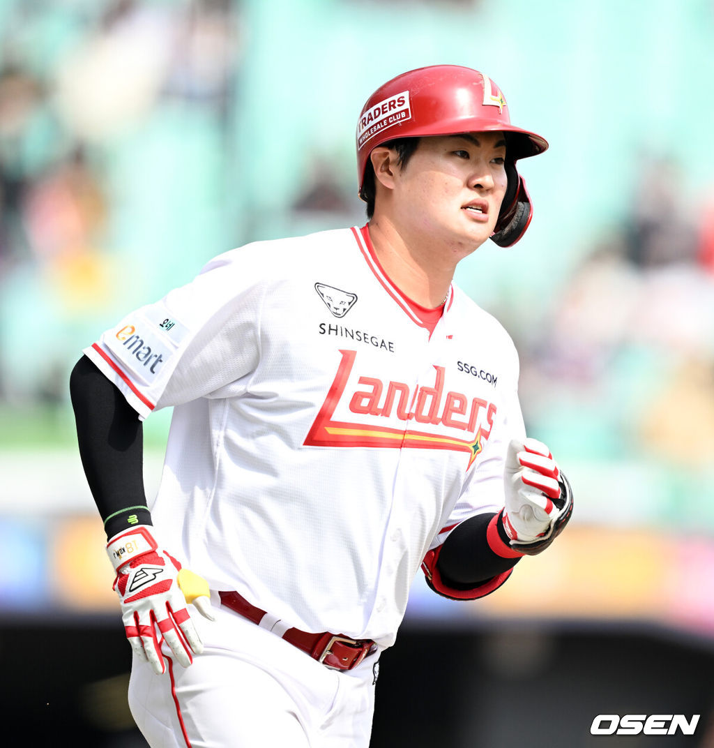 프로야구 SSG 랜더스가 화끈한 홈런쇼를 선보이며 시범경기 최종전을 마무리했다. SSG는 24일 인천 SSG랜더스필드에서 열린 ‘2026 신한은행 SOL Bank KBO리그’ 롯데 자이언츠와의 시범경기 최종전에서 6-3으로 승리했다. 6회말 무사에서 SSG 고명준이 우월 솔로 홈런을 치고 그라운드를 돌고 있다. 2026.03.24 / sunday@osen.co.kr