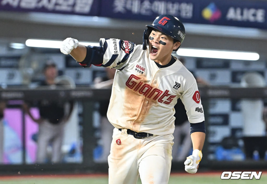 28일 부산 사직야구장에서 2025 신한 SOL 뱅크 KBO 리그 롯데 자이언츠와 KT 위즈의 경기가 열렸다. 홈팀 롯데는 감보아가, 방문팀 KT는 헤이수스가 선발 출전했다.롯데 자이언츠 박찬형이 연장 10회말 우월 동점 솔로 홈런을 치고 포효하고 있다. 2025.08.28 / foto0307@osen.co.kr