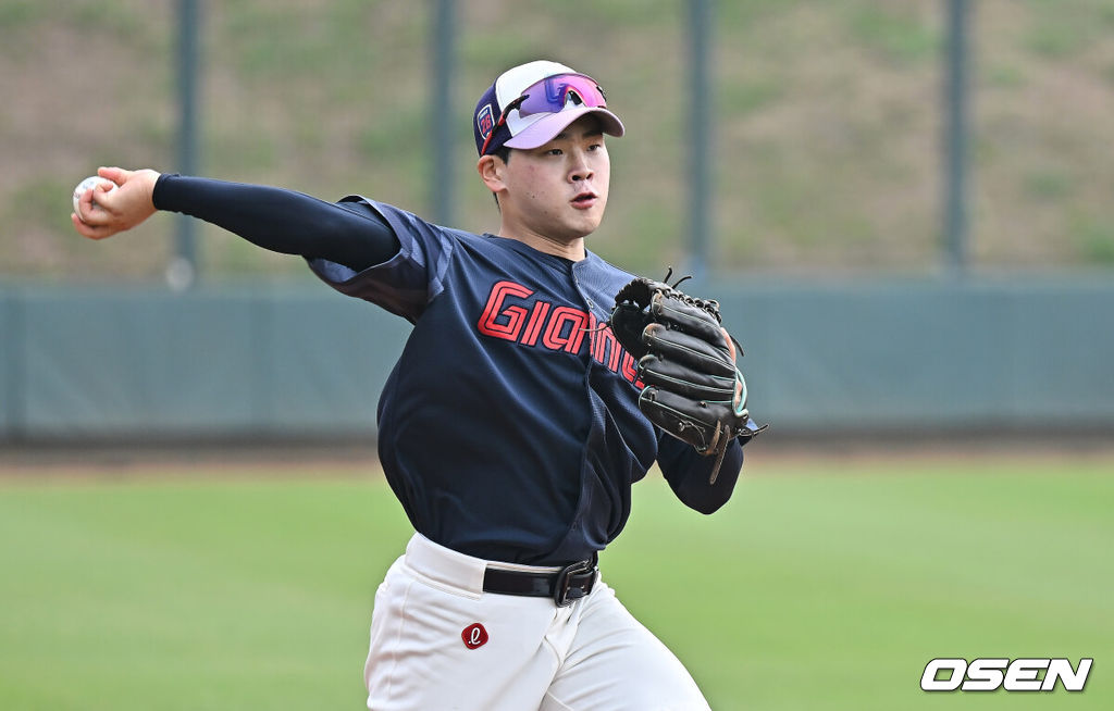 프로야구 롯데 자이언츠가 31일(한국시간) 대만 타이난 아시아-태평양 국제야구센터에 스프링캠프를 차리고 구슬땀을 흘렸다.김태형 감독 등 코치진과 투수 20명, 포수 5명, 내야수 9명, 외야수 7명 등 총 41명의 선수단이 1월 20일까지 1차 캠프에서 체력 강화와 기술 훈련을 치른 뒤 21일부터 3월 5일까지 일본 미야자키로 옮겨 2차 캠프에서 구춘리그에 참가해 실전 감각을 점검한다.롯데 박찬형이 수비 훈련을 하고 있다. 2026.01.31 / foto0307@osen.co.kr
