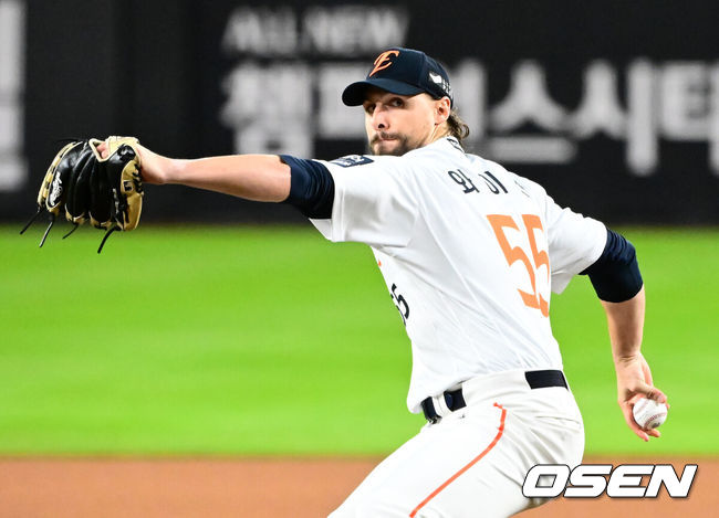 [OSEN=대전, 지형준 기자] 24일 오후 대전 한화생명볼파크에서 2025 신한 SOL Bank KBO리그 포스트시즌 플레이오프 5차전 한화 이글스와 삼성 라이온즈의 경기가 열렸다.한화는 코디 폰세, 삼성은 최원태를 선발 투수로 내세웠다.6회초 한화 와이스가 역투하고 있다. 2025.10.24 /jpnews@osen.co.kr